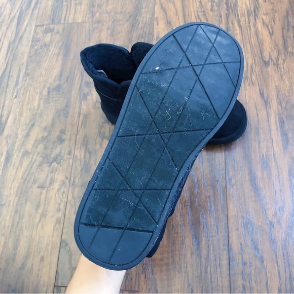 Arizona • faux shearling ankle booties black suede fur harness short low Y2K - Picture 11 of 12